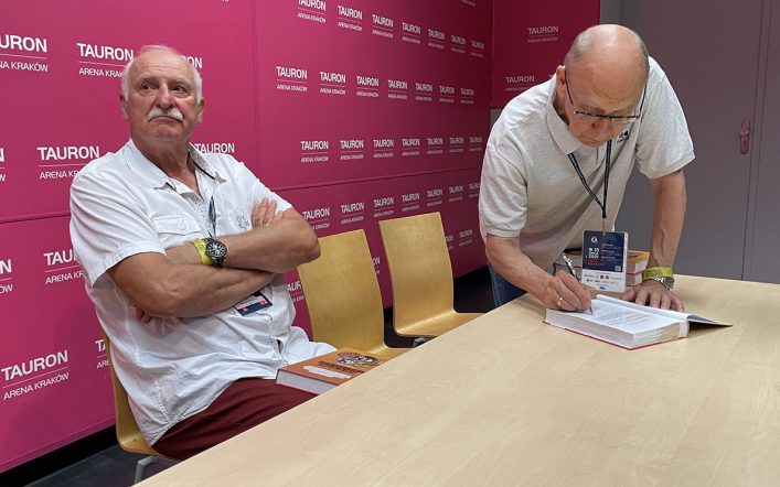 Siatkarze „złotej drużyny” na promocji książki podczas Memoriału Wagnera
